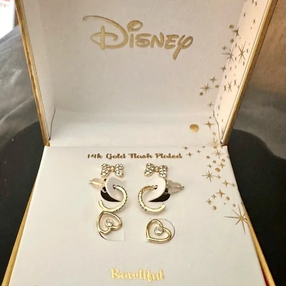 NWT Disney Cubic Zirconia Hoop and hearts, Crystal Bow Minnie Mouse Earring Set - Picture 1 of 7